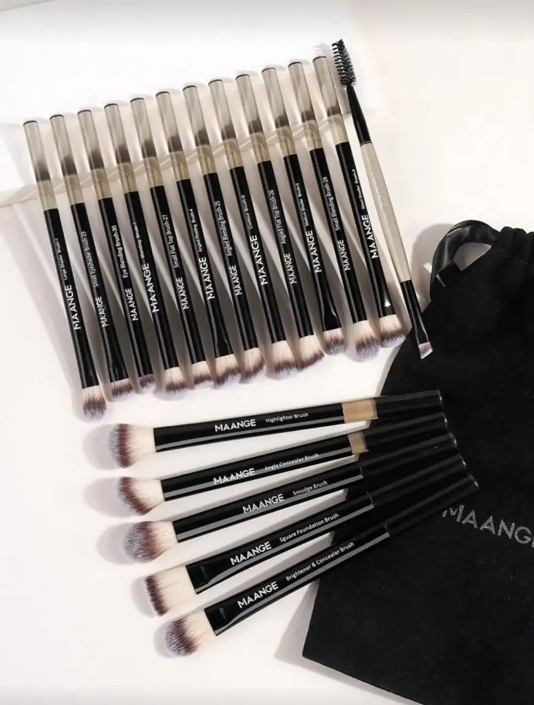 MAANAGE 18 PC EYE AND FACE BRUSH SET WITH BAG (BLACK)